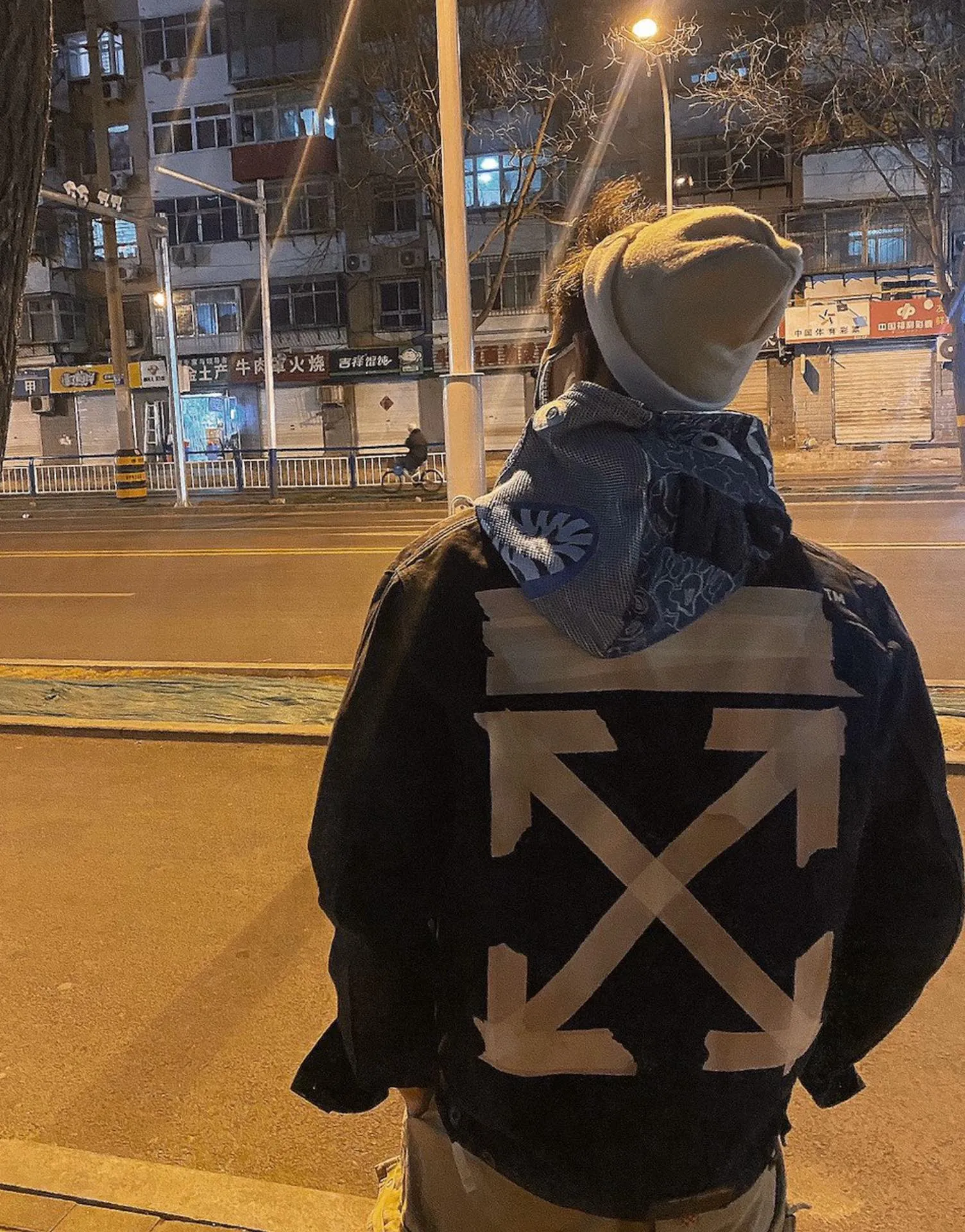 ♻️💯Upper body reference model picture❤️ The top tested version OFF WHITE classic tape patch arrow OW men's and women's black denim jackets and jackets. The heat transfer process used in the printing will not be introduced in detail. Everyone who has bought my tape series knows the quality. With anti-counterfeiting technology on the back, this is a truly over-the-top off-white yellow tape denim jacket with a distinctive signature and unique high street style! The stylized design is printed on a classic frame, and a layer of foundation-colored colloid with a graffiti effect is superimposed on the printing. It is visually very consistent with the theme, as if a layer of tape has been pasted, and the design is brilliant! Heavy black denim is more tough and retro, with heavy processing of the main elements and a micro-profile version that can be worn by both men and women! Street inkjet arrows, the arrow symbols on the signboard on the back are given different shapes due to different city restrictions. Surrounding the more street-style inkjet elements, the big arrow on the back and the frequent OFF circle graffiti in autumn and winter, the inkjet visual sense of street graffiti is everywhere! Full set of customized accessories Size chart